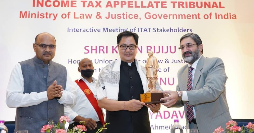 Shri G.S. Pannu, President, ITAT presenting a memento to Shri Kiren Rijiju, Hon'ble Union Minister of Law & Justice on the occasion of interaction with stakeholders at Ahmedabad.                                                                             