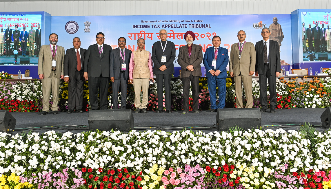 Shri A.K. Mendiratta, Union Law Secretary and Justice P.P. Bhatt, President, ITAT with Vice Presidents of Income Tax Appellate Tribunal on the occasion of National Conference, 2021.                                                                          
