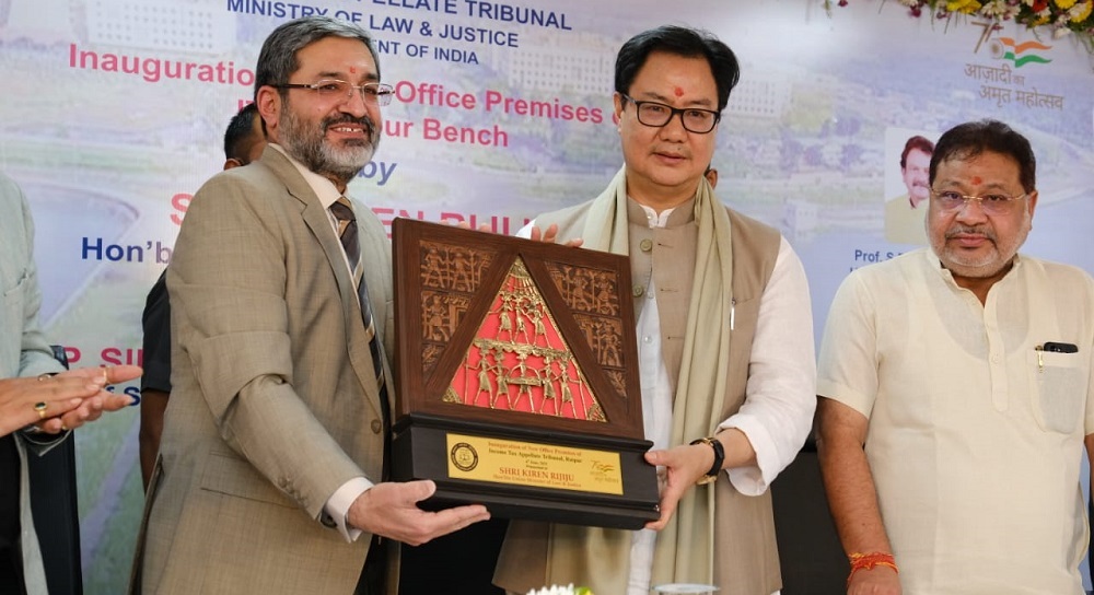 Shri G.S. Pannu, President, ITAT presenting memento to Shri Kiren Rijiju, Hon'ble Union Minister of Law & Justice on the occasion of inauguration of new office premises of ITAT, Raipur Bench on 4th June 2022.                                               