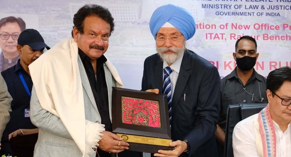 Shri R.S. Syal, Vice President, ITAT presenting memento to Prof. S.P. Singh Baghel, Hon'ble Minister of State for Law & Justice on the occasion of inauguration of new office premises of ITAT, Raipur Benches on 4th June 2022.                               